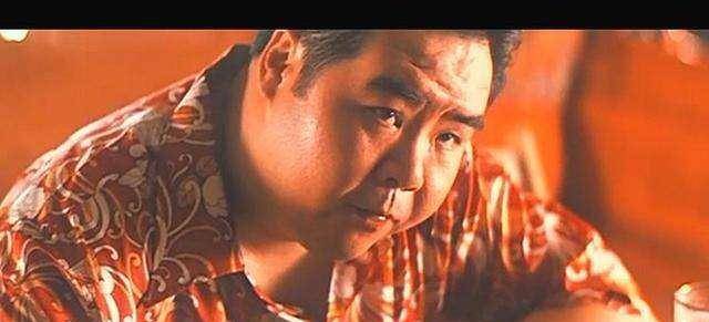 被称为香港九大枭雄片之一的《跛豪》里贪花好色,无恶不作的警探肥波