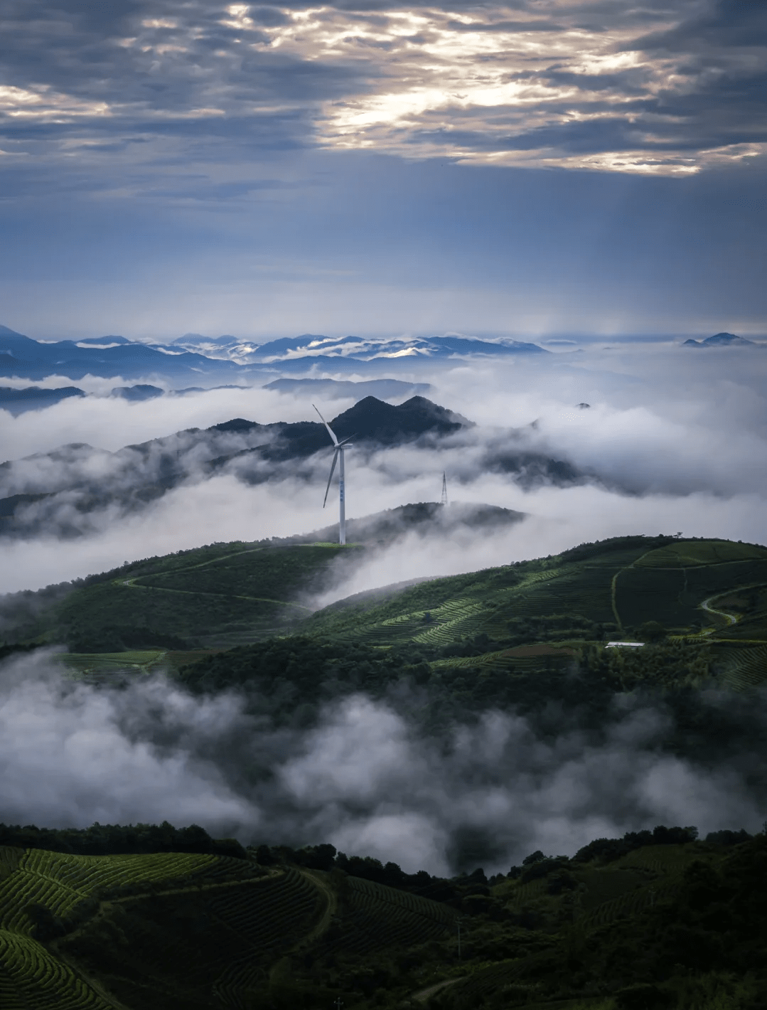 在宁波大家熟知的风车公路大概就是白岩山风车公路,但其实在宁海县