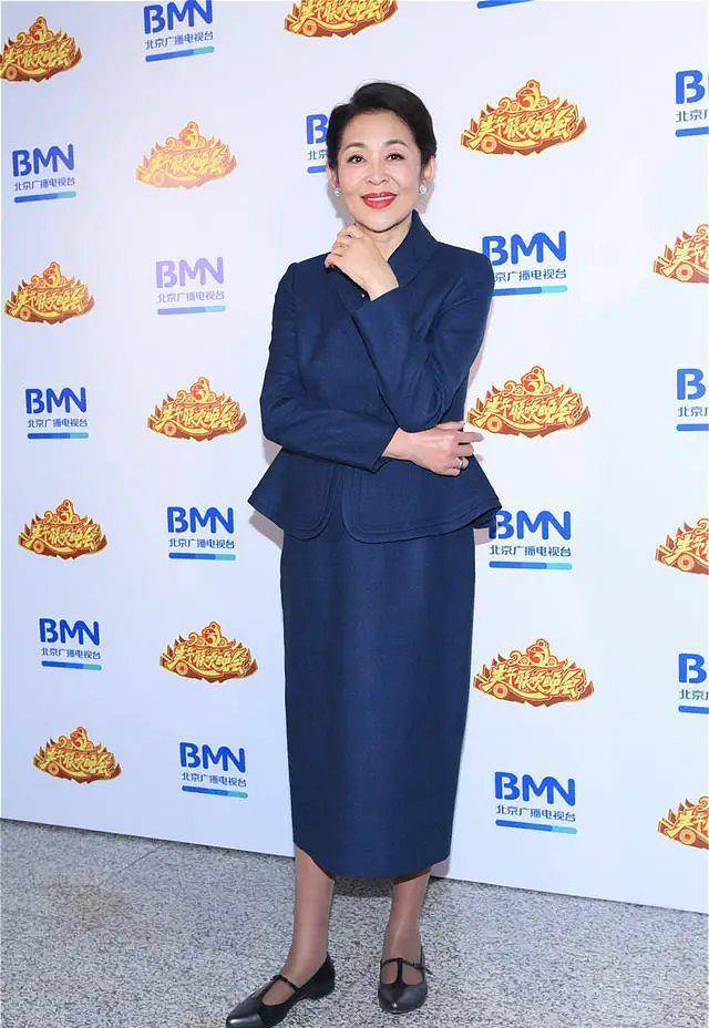 大衣 60岁的倪萍白羽绒服，65岁赵雅芝素色大衣，穿衣风格天壤之别