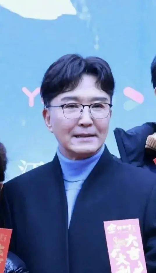 达康书记的照片被晒到网上,面部比较肿,但是看起来满脸胶原蛋白的有点