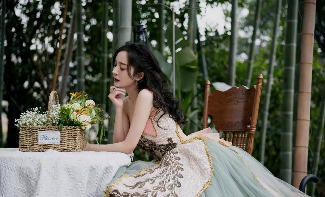 发型好少女！杨幂的新发型也太适合春日踏青了吧