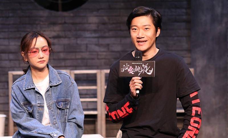 黑色 牛仔的外套真的挺显嫩的,像杨蓉这么搭配,看着像小姑娘