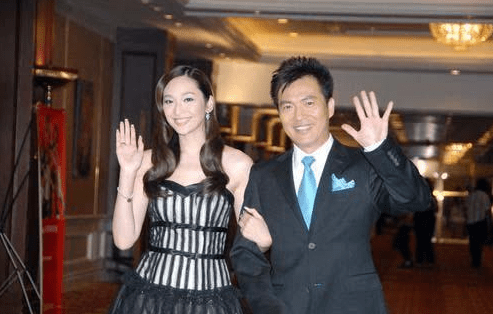 54岁足球解说员黄健翔:二婚15年,仍愧对前妻,亏欠女儿_孙颖_工作_奶奶