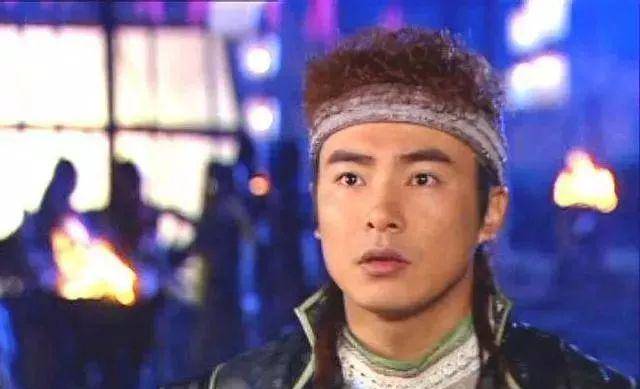 蓝发男星古装挑战染发，朱一龙像化老年妆，何润东却更嫩了！