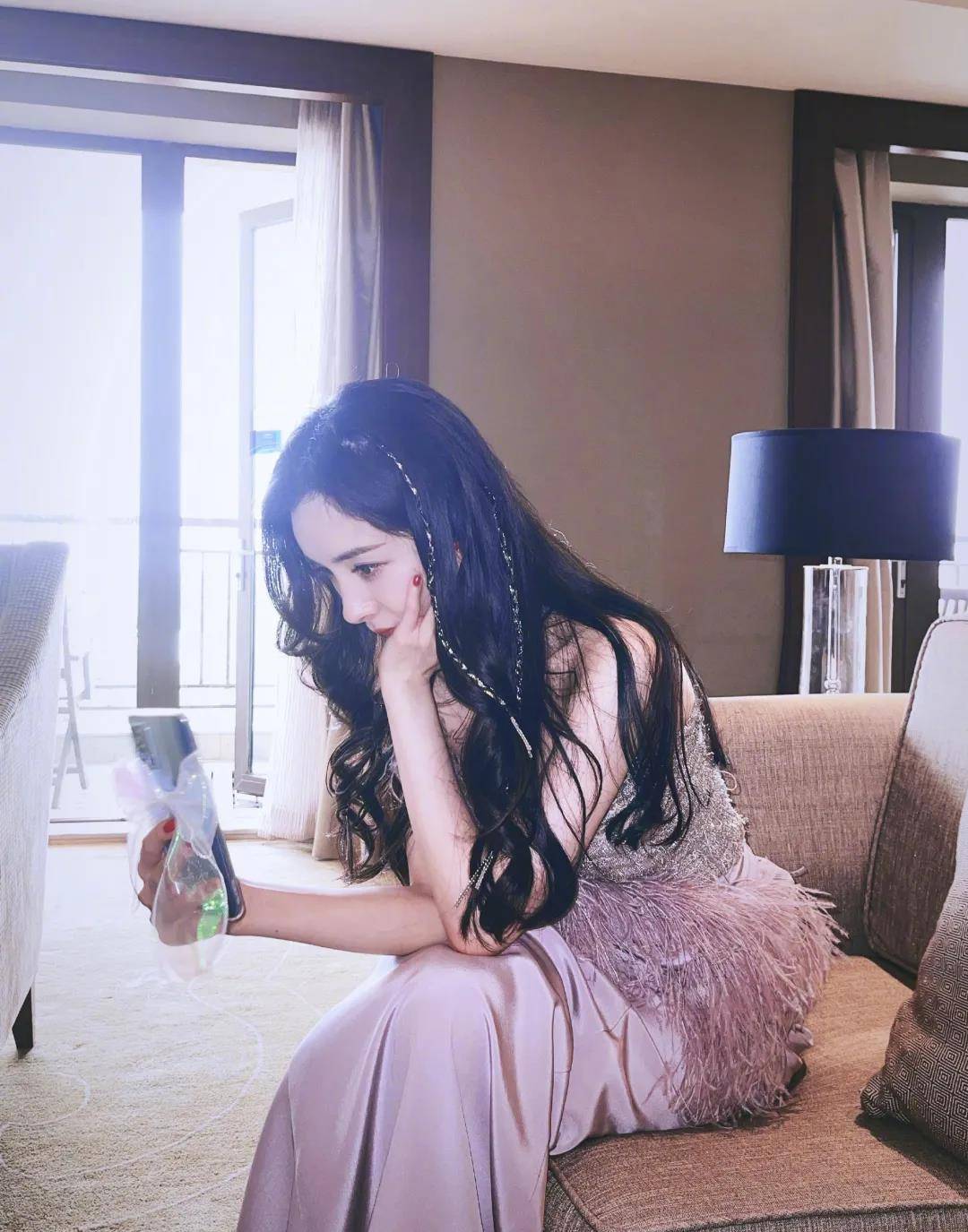 发型好少女！杨幂的新发型也太适合春日踏青了吧