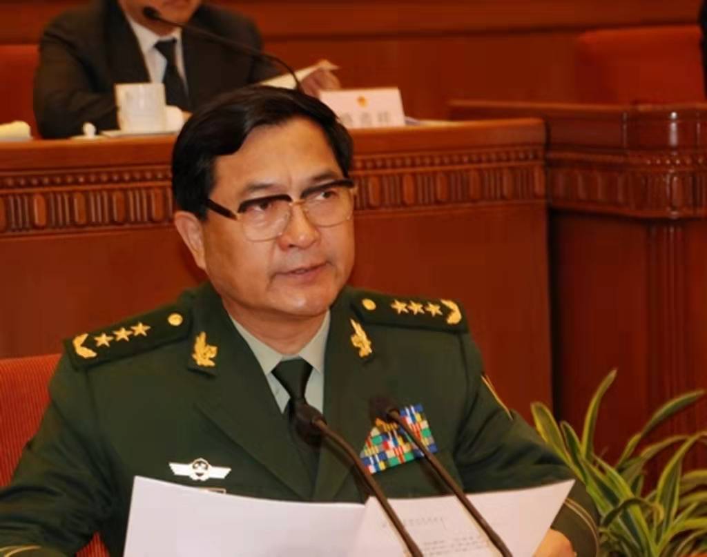 那么由谁来接棒杨国屏司令,担任武警部队的第6任司令员呢?