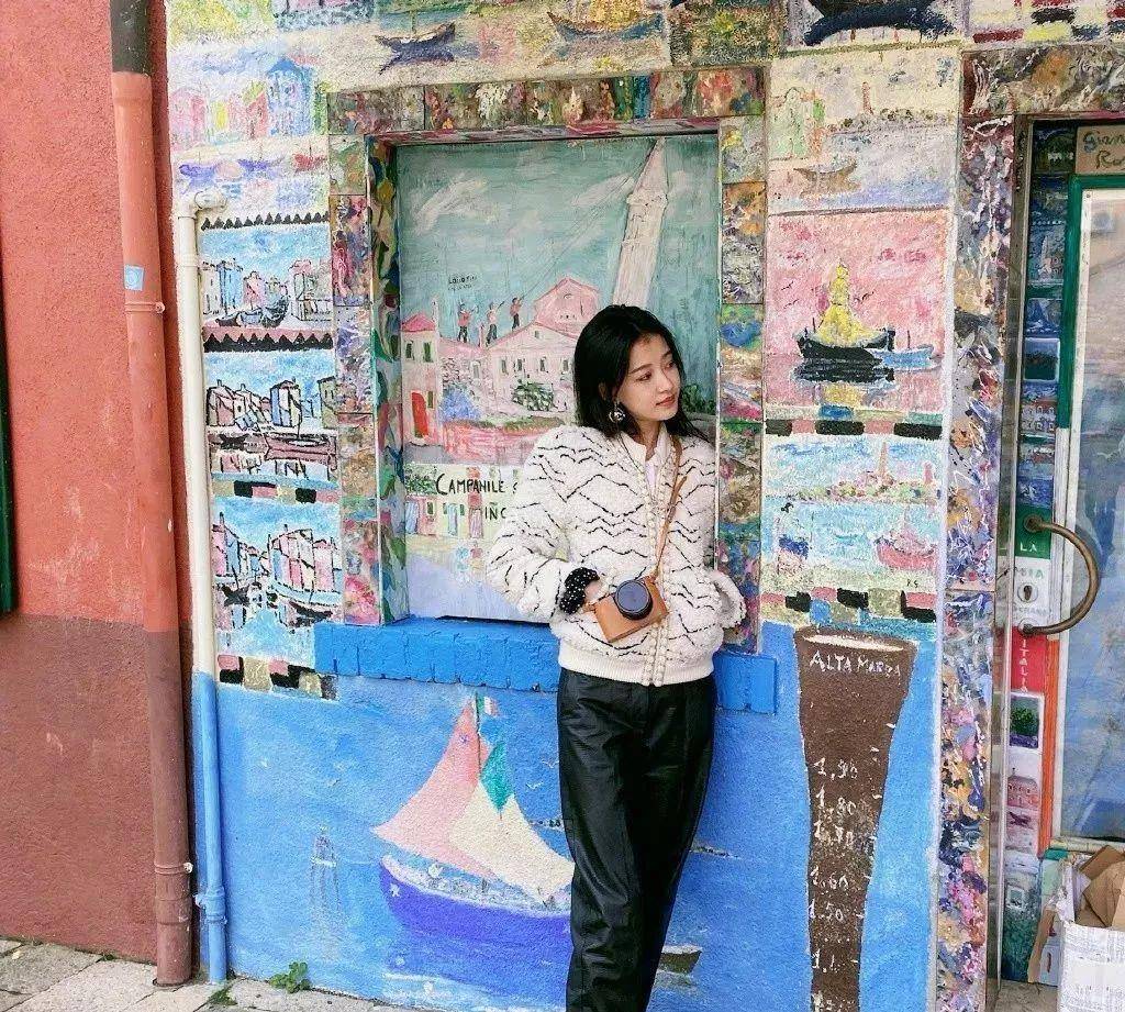 辣妈 孙怡晒两岁女儿也是“长腿精”?但我更关心这位辣妈的状态