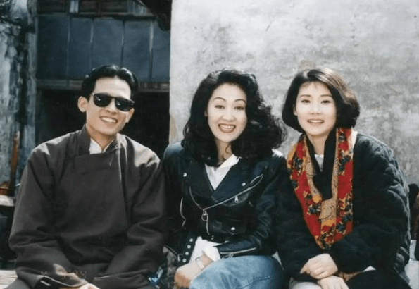 55岁王姬全家照老公帅气女儿身材迷人24岁儿子智商仅4岁