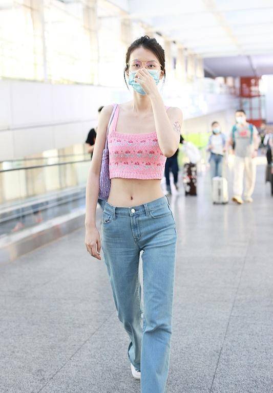 学乔欣 牛仔裤也能这么有个性，怪不得能火这么久，学乔欣这么穿更美了