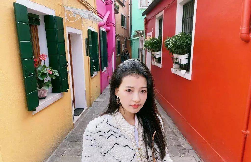 辣妈 孙怡晒两岁女儿也是“长腿精”?但我更关心这位辣妈的状态