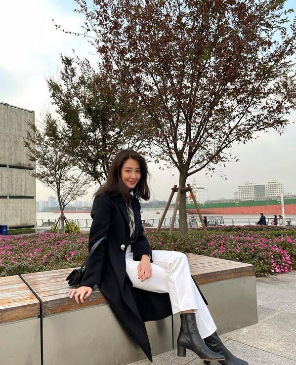 下装 被杨采钰的大衣造型惊艳了！高贵却不显浮夸，成熟而不老气