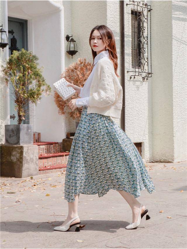 颜色 不管是奶奶衫、还是碎花裙，要想去掉“土气”，靠这3技轻松破解