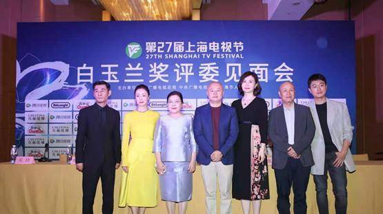 身材 陶虹年后机场首秀,穿风衣喝咖啡助理推行李,打扮土味身材超抢镜