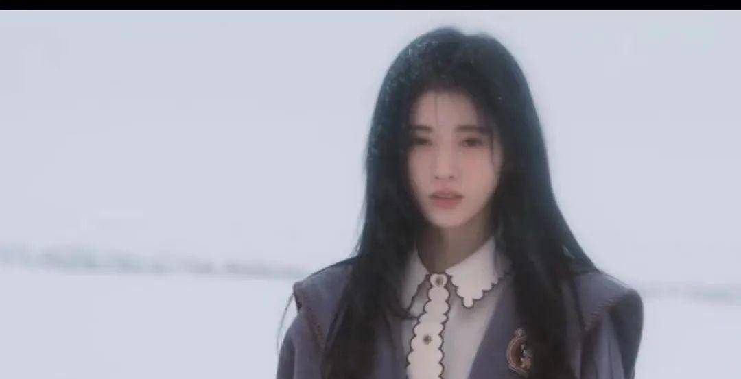 新歌鞠婧祎新歌MV被嘲，滤镜磨皮太厚脸惨白，侧脸面部凹陷颧骨高