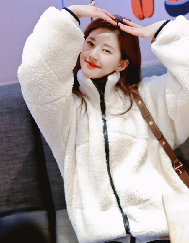 一身 袁冰妍和赵露思相差6岁，同穿白色毛绒夹克，一个酷帅一个甜美！