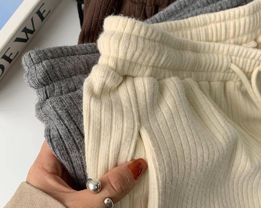 显得 65岁阿姨才不扮嫩,穿毛衣和1米9儿子度假,从容老去把日子过成诗