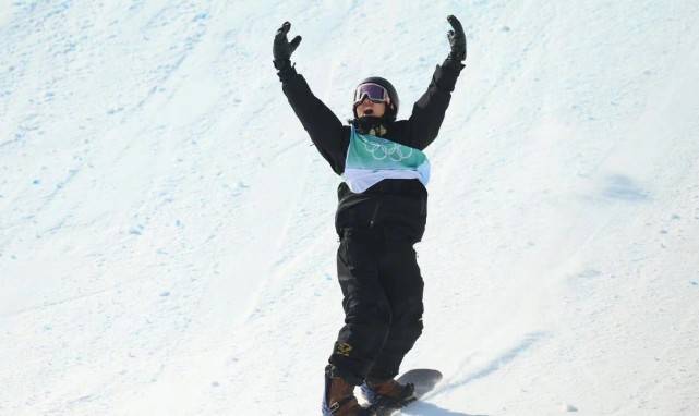 超帅 苏翊鸣一跳封神大爆火！身披国旗成英雄，超帅“刹车” 拿下金牌