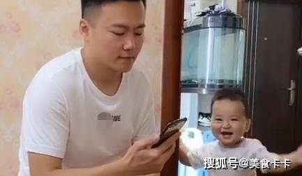 心思|奶爸“偷吃”零食却被娃发现，萌娃一脸鄙视：你个糟老头坏得很