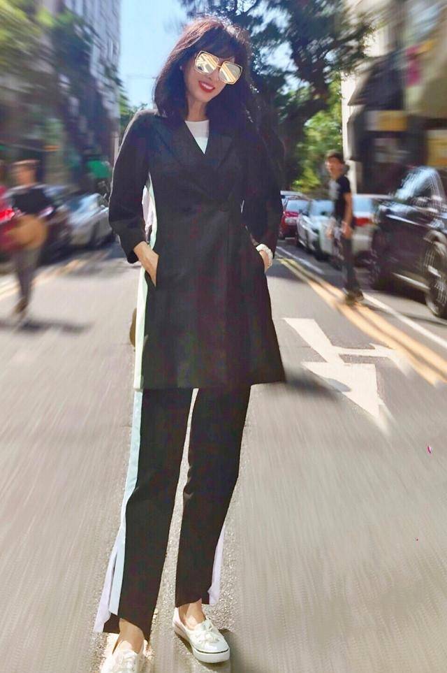 状态 米雪64岁照样时髦，穿蕾丝长裙喜庆又减龄，蚂蚁腰细得不真实