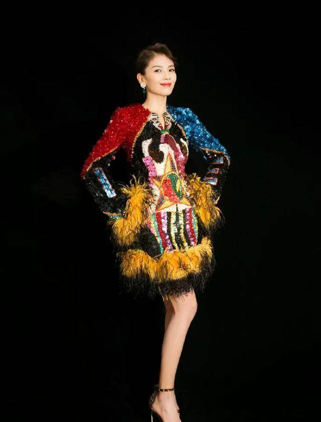 身材41岁刘涛才是真绝色!穿万花筒连衣裙超气质,这身材无与伦比