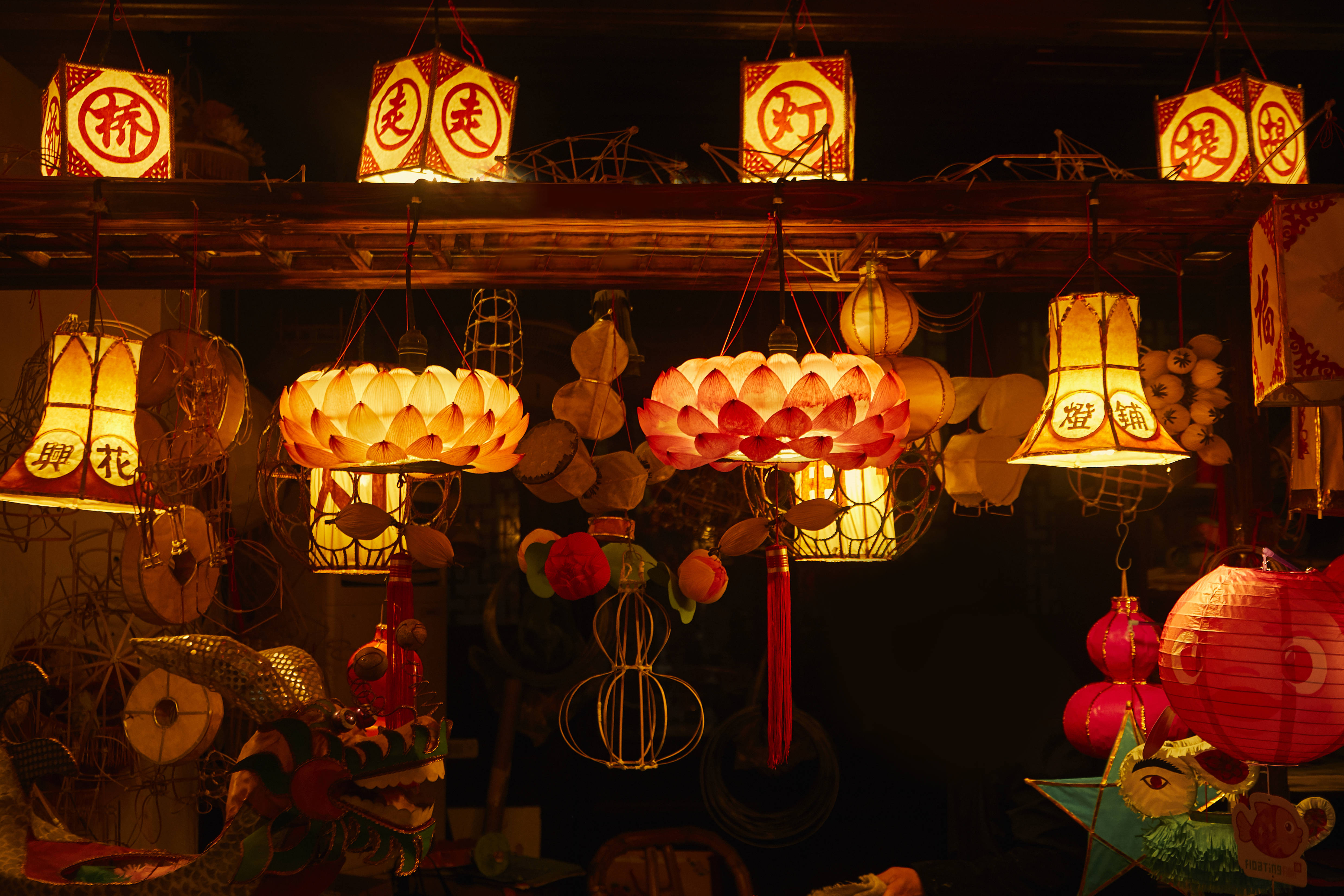 元宵节也是天官赐福之日,所以人们张灯,闹花灯是元宵节传统节日习俗