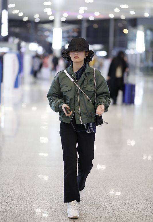 样式 张子枫有“老戏骨”的稳重,穿棉服微喇裤素气低调,其实比同龄人时尚太多