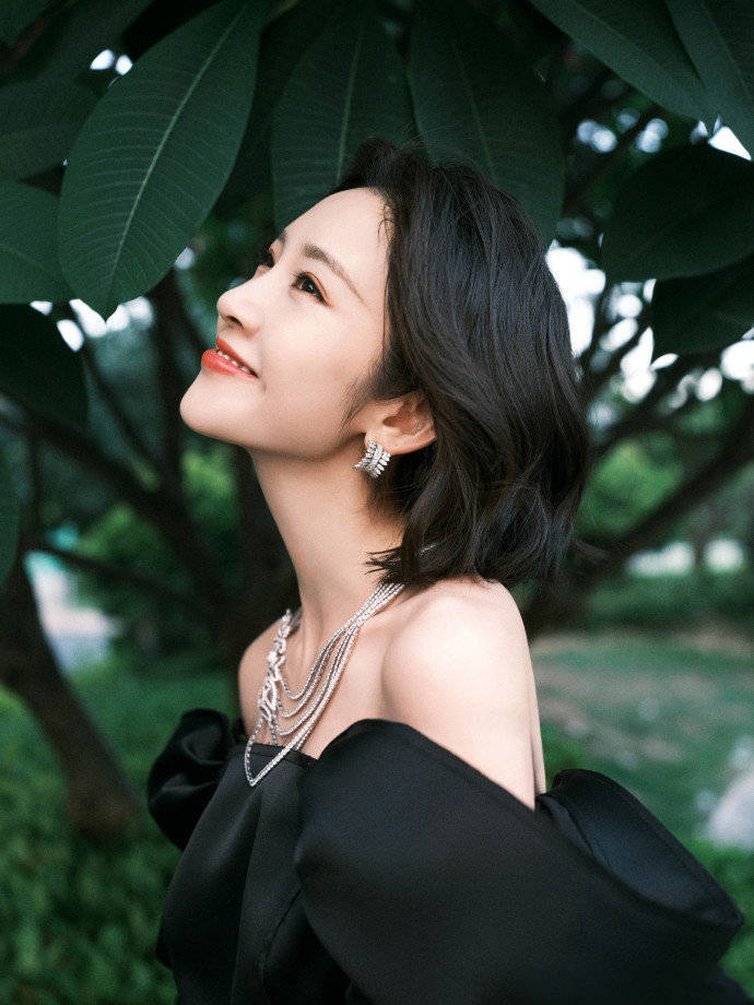 唐艺昕 辣妈唐艺昕真放得开,白色衬衫裙清纯如少女,露出小脚丫有点撩人