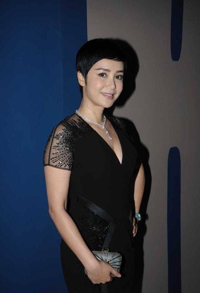 形象 蒋雯丽穿黑裙,身形饱满看着也高档,自傲才是最美的。