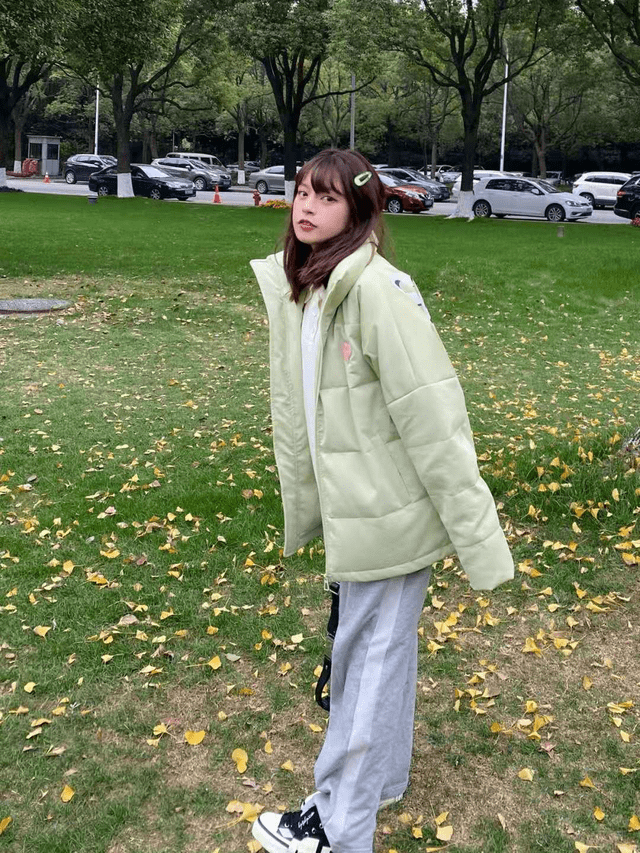 颜色 今年冬天，羽绒服就买这4个“显白色”，时髦还减龄，照着穿就好