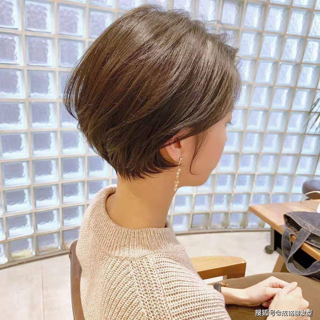 发型45岁女人剪什么短发显年轻？这三种短发时尚又干练，每一款都减龄