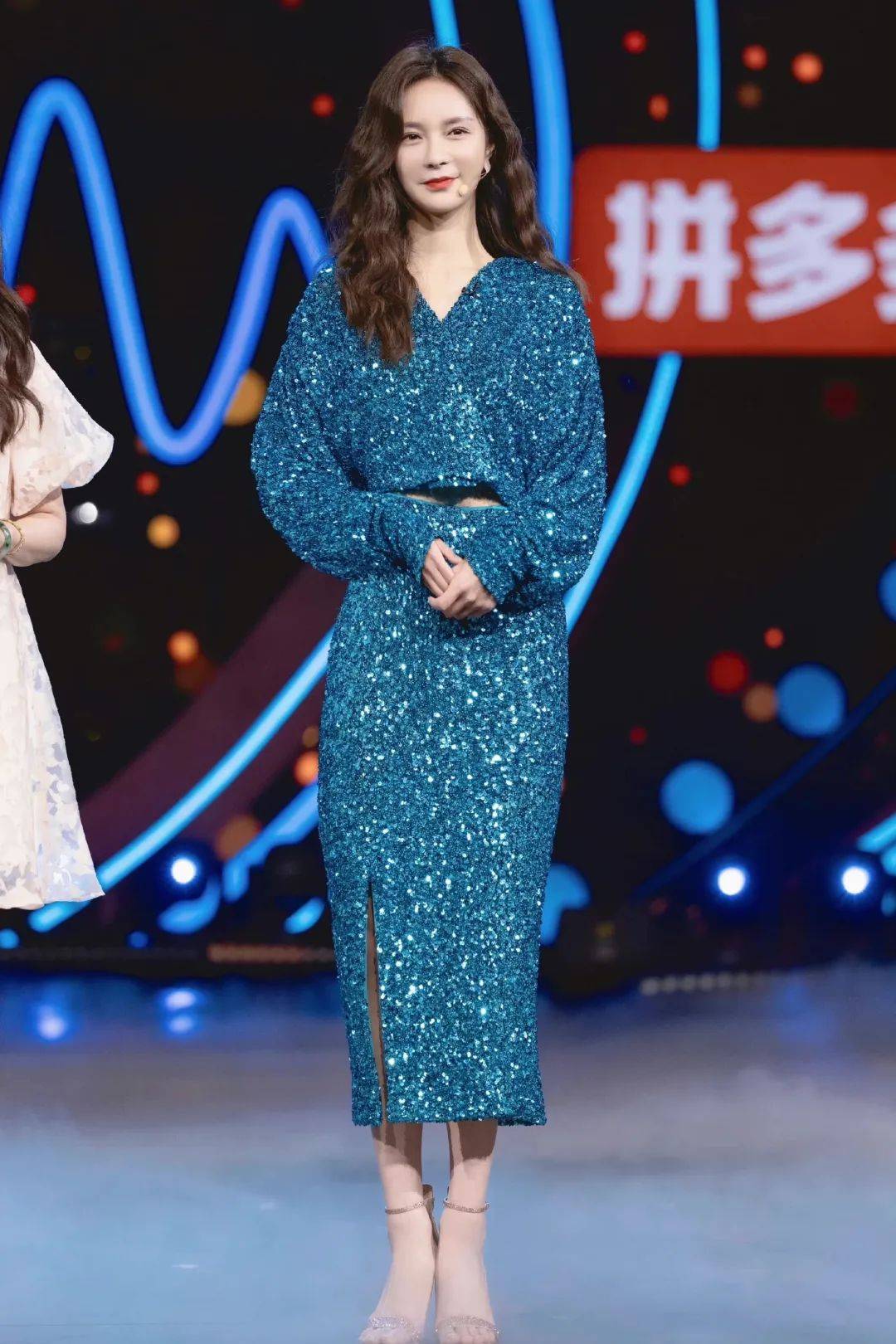 黄圣依 黄圣依、唐嫣、沈梦辰和迪丽热巴的裙装，光泽出现，优雅更为贵气