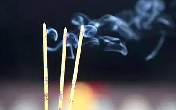 佛前烧三炷文明香,敬一片真诚心.