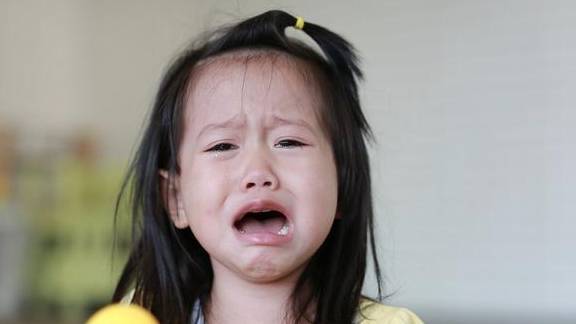 家长|“妈妈我难受”，放学后3岁女儿提着裤子哭，妈妈脱下后当场报警