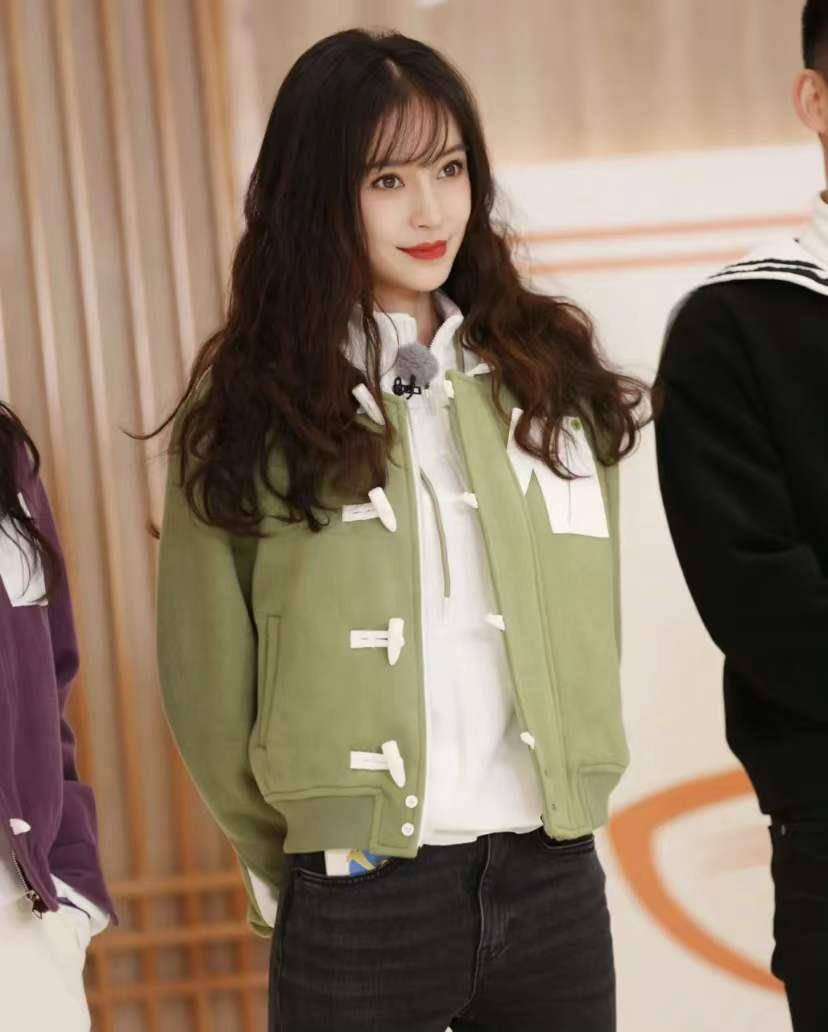 杨颖 离婚后的杨颖越来越大胆,穿牛角大衣+黑色紧身裤,少女感很足