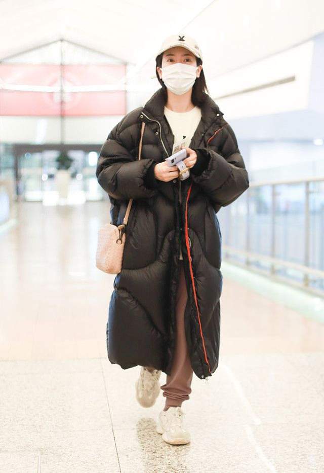 身材 “小燕子”李晟一家三口罕见走机场，胖一圈变大妈，4岁儿子超萌