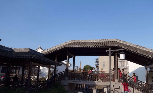 想要前往鸣鹤古镇游玩的话,这里是免收门票费的,一年四季皆适宜打卡