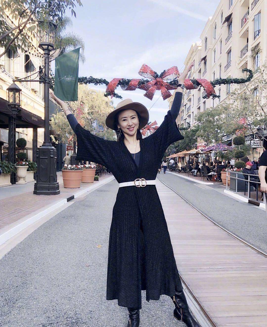 大衣 翁虹一家三口出游，女儿眉眼像爸爸，翁虹穿大衣戴金链像贵妇