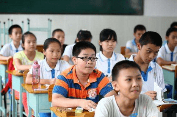 原創山東某小學生上課躺在地上睡覺老師習以為常究竟有什麼來頭