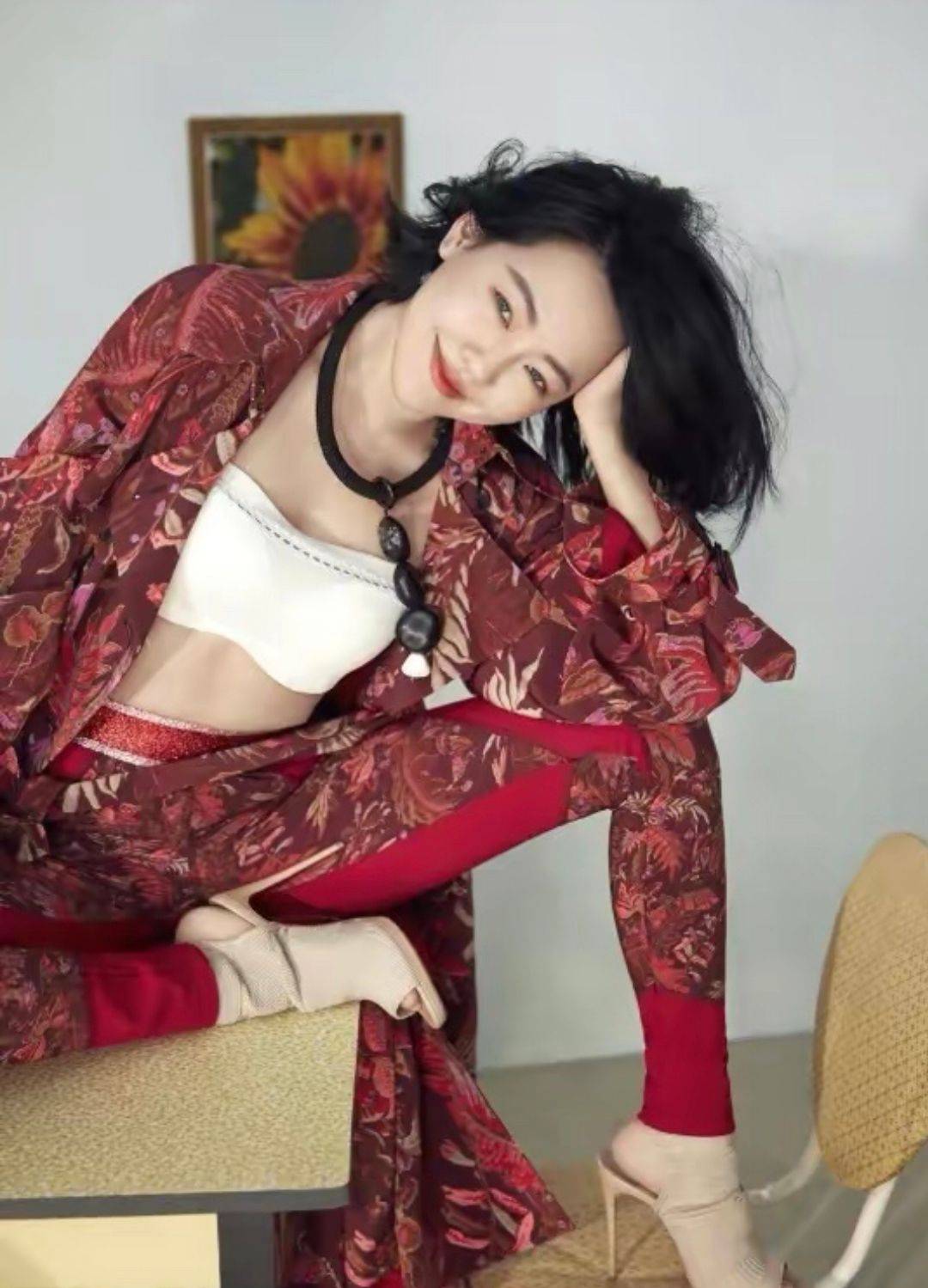 一身 小S过完年胖不少,穿一身花衣难遮大肚腩,腿冻到发紫还在凹造型