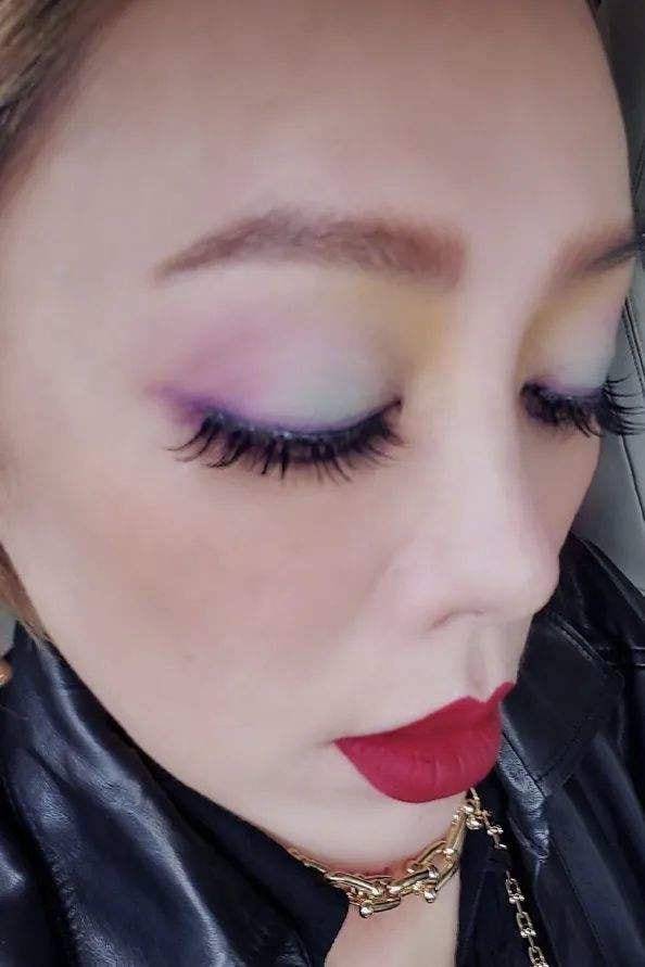 特性宁静的欧美妆让人看着显得憔悴了不少，脸也太消瘦了
