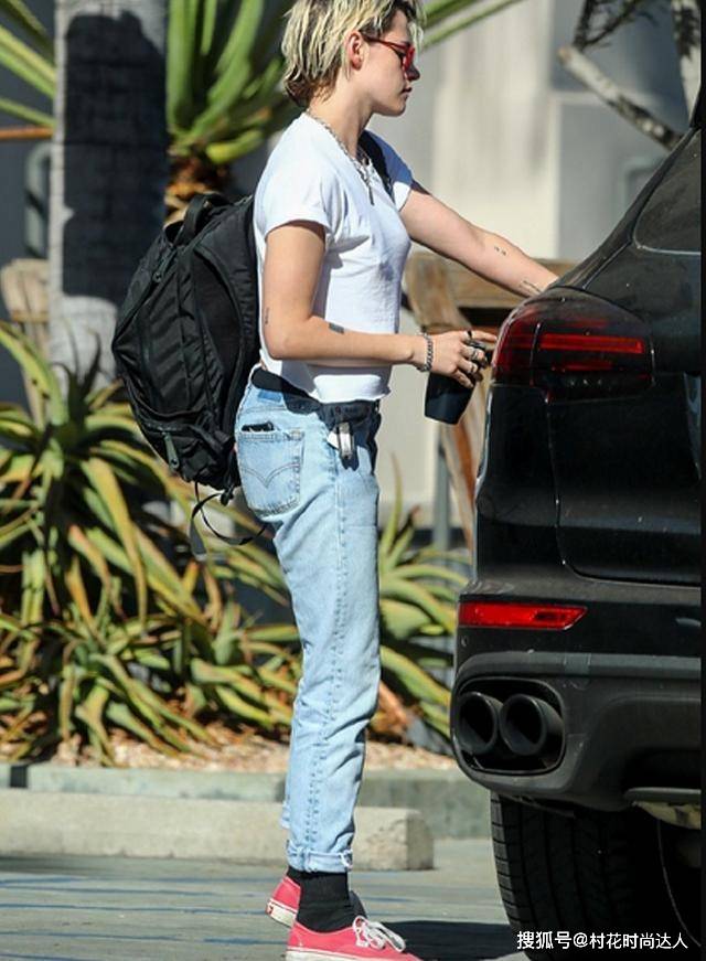 分手后"暮光女"放飞自我,"释放"上身穿衣,好身材难掩邋遢感_kristen