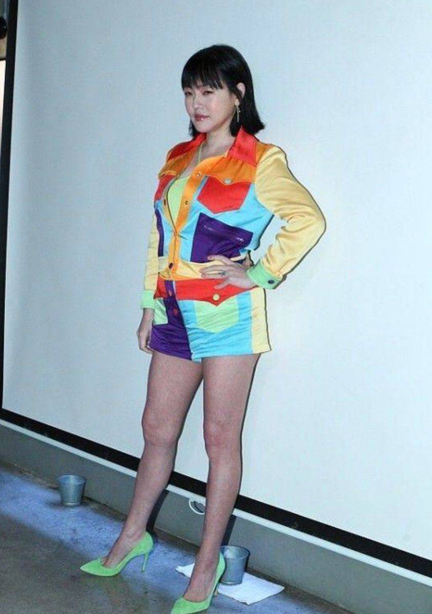 一身 小S过完年胖不少,穿一身花衣难遮大肚腩,腿冻到发紫还在凹造型