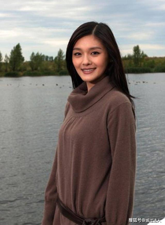 卷发脸上有这4个“特征”,就放弃“黑长直”吧!换上卷发会更女神