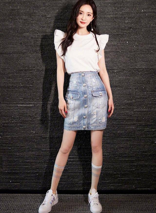 大腿 下身失踪穿腻了，短靴太闷脚，明星都在T恤下面这样穿，超显腿细