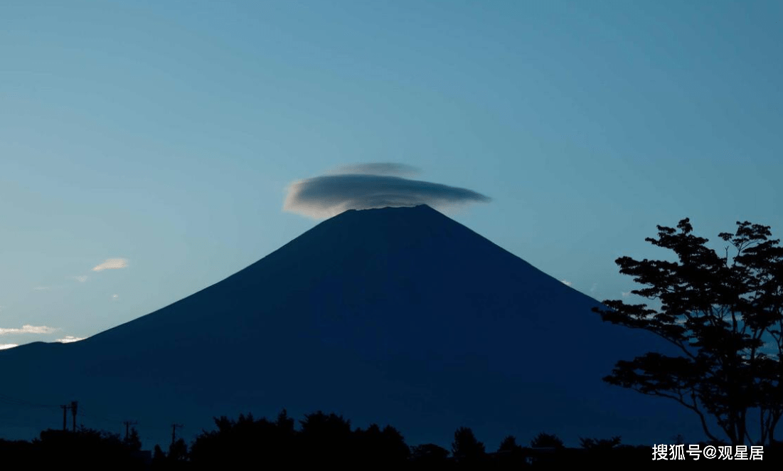 富士山頂部出現一頂巨大的