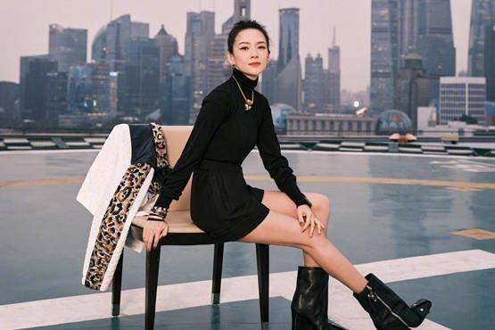 毛衣 章子怡真贤惠！素颜穿毛衣包饺子不熟练，老父亲身旁指导太抢风头