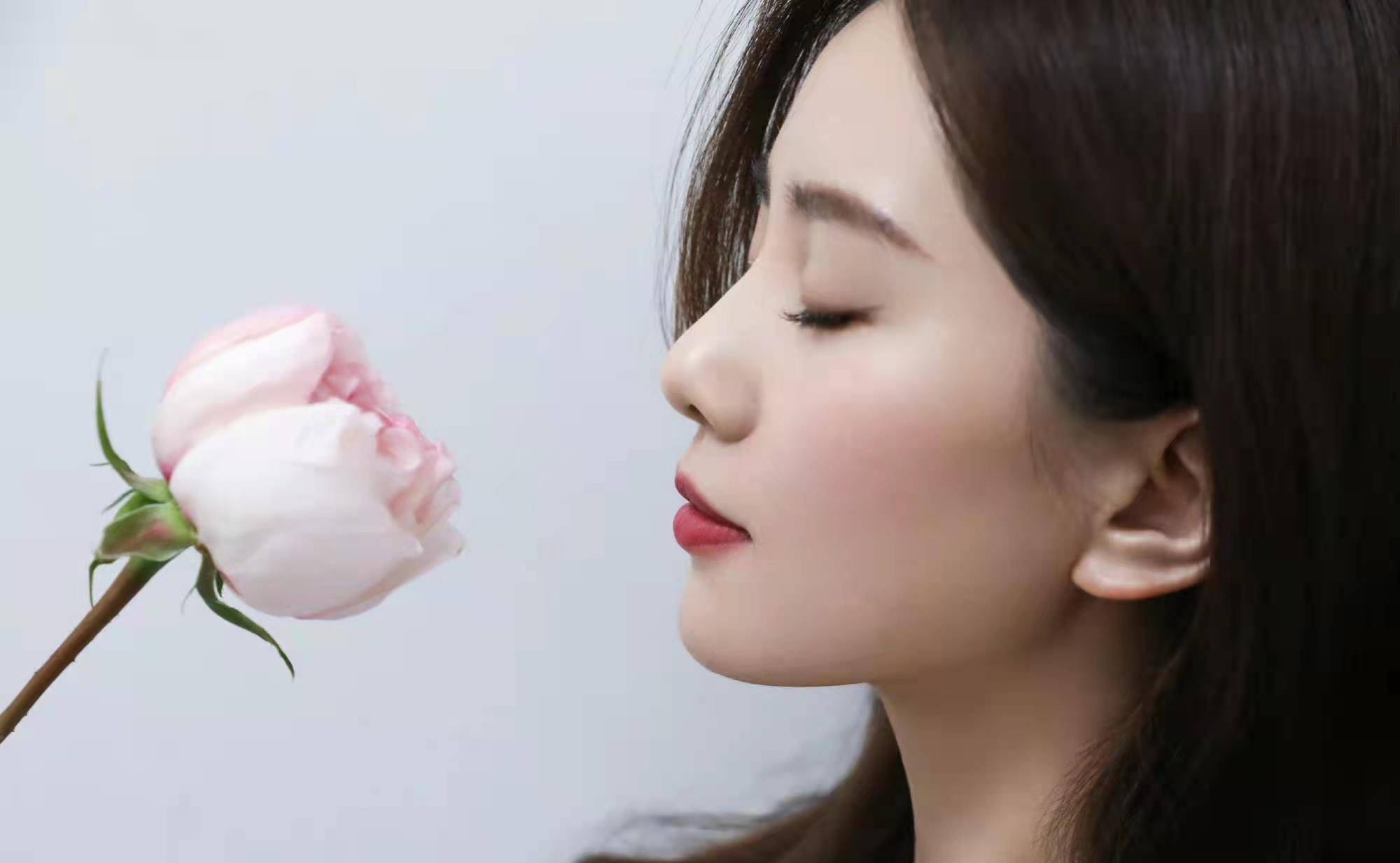 营业 刘诗诗元宵营业照造型封神！穿露肩白裙秀天鹅颈，吴奇隆到宝了