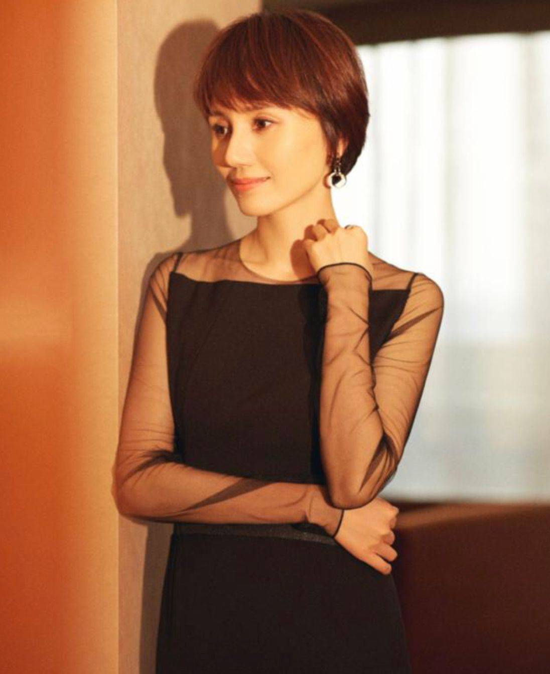 长发看了袁泉的长发照，终于明白为什么上了年纪的女人，都喜欢留短发