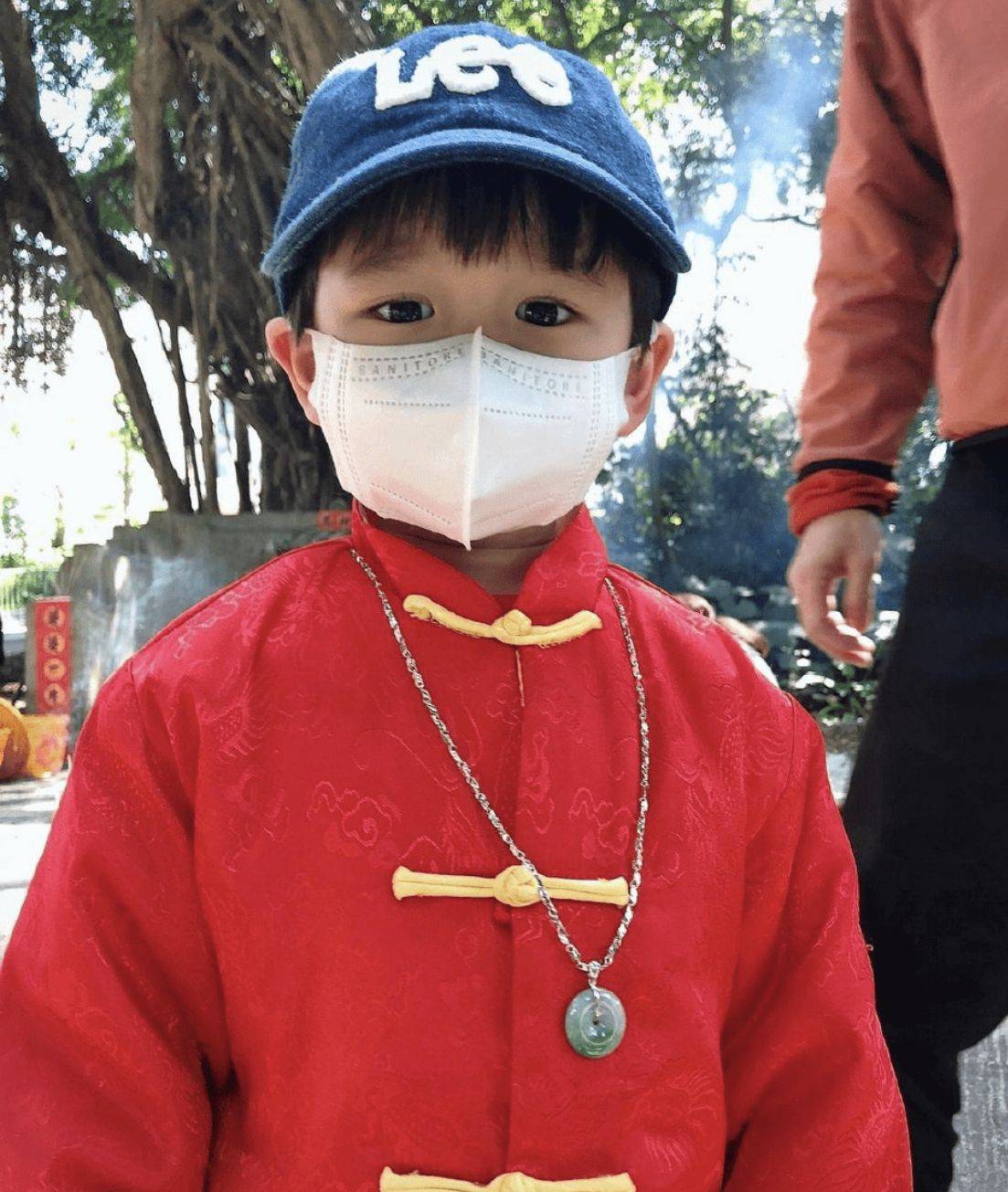 承德 胡杏儿元宵陪老公回农村，用扁担挑货接地气，三娃同穿唐装好喜庆