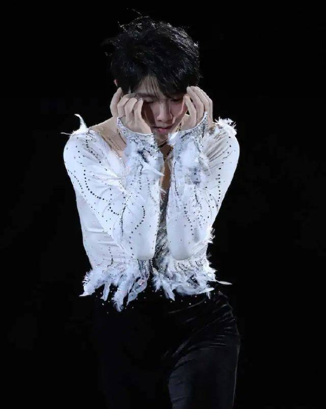 羽生結弦的經典考斯騰,必定少不了《星降之夜》裡開叉超低的白天鵝